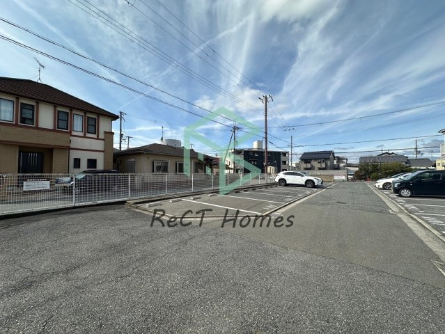 メゾン堀川 A棟の駐車場