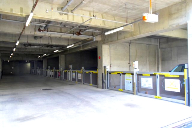 小平市小川町１丁目の中古マンションの駐車場