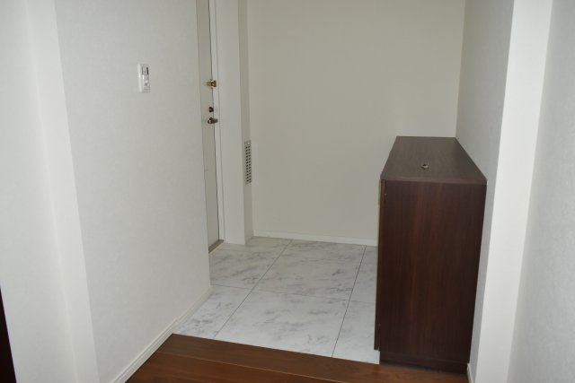 小平市小川町１丁目の中古マンションの玄関