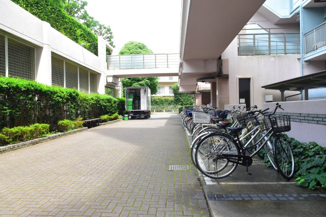 小平市小川町１丁目の中古マンションの駐輪場