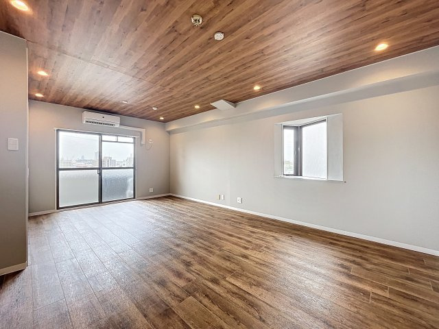 グレイスヴィラ姫島の居間・リビング|天井のアクセントクロスがより一層おしゃれです。