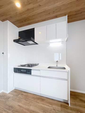 グレイスヴィラ姫島のキッチン|3口ガスコンロで料理スペースも十分確保できます。