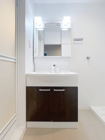 グレイスヴィラ姫島の洗面所|独立洗面台で三面鏡付きです。