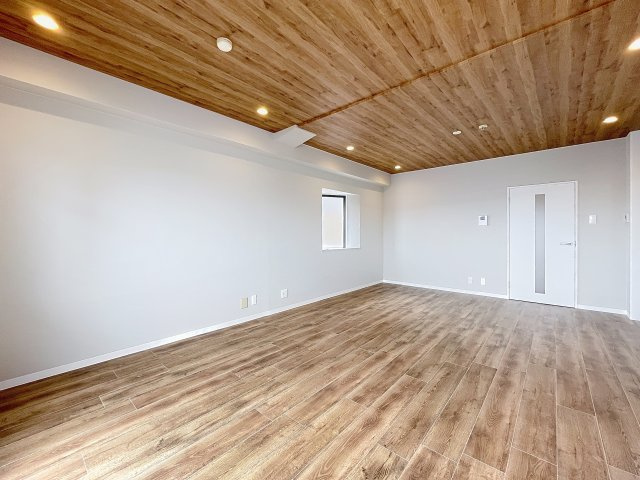 グレイスヴィラ姫島の居間・リビング|木目調のクロスでお部屋に温かみがあります。