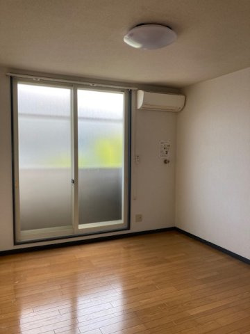 パステルコートWESTの居間・リビング|こちらの居間で趣味の時間をお楽しみください