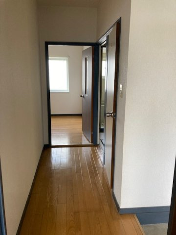 パステルコートWESTの内装|廊下挟んで部屋が1部屋ずつあります