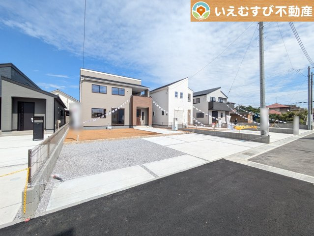 Livele Garden.S　行田城西第2の駐車場|並列3台駐車可能なゆとりのカースペース
複数台車をお持ちでも、お友達が遊びに来てもゆとりの駐車スペース！