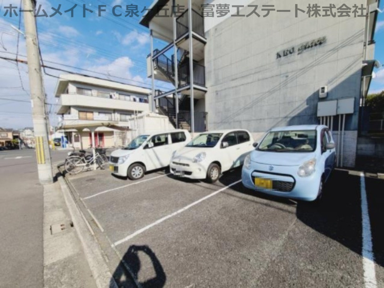 ネオグレイスの駐車場