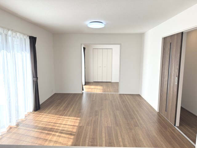 ハートフルタウン前橋市天川大島町925番　A号棟の居間・リビング|隣接洋室と一体利用で20.5帖の空間になります！
カウンターキッチンなのでお料理をしながら会話もできます。
夕食の支度をしながら、お子様の様子も見られて自然と会話も増えますよ♪