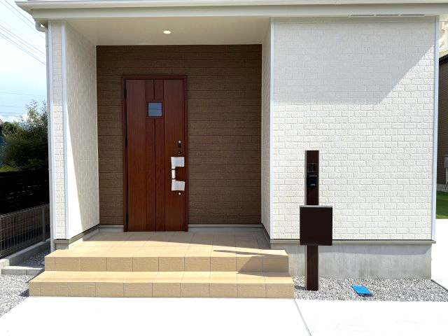 ハートフルタウン前橋市天川大島町925番　A号棟の玄関|収納もある玄関です。玄関もタイル敷でお掃除も楽々です。