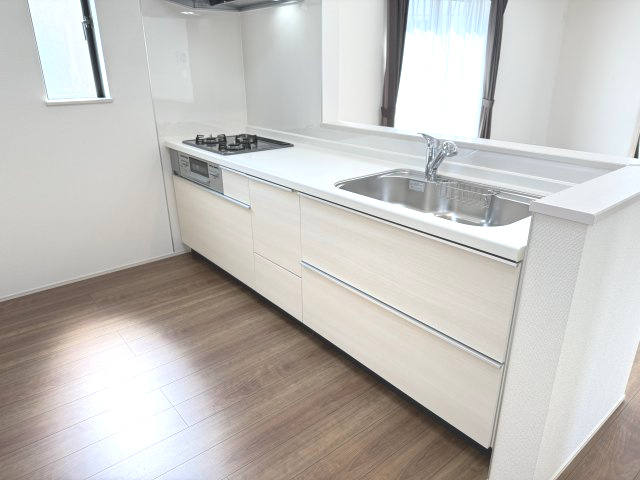 ハートフルタウン前橋市天川大島町925番　A号棟のキッチン|人気のカウンターキッチン採用です☆
コンロも３口ご用意しています！調理スペースも広くストレスなくお料理できます。
浄水器つきなので美味しいお水も飲めますよ♪