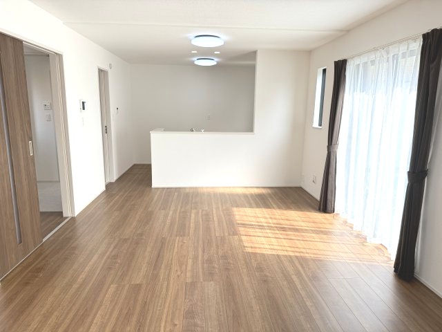 ハートフルタウン前橋市天川大島町925番　A号棟の居間・リビング|ゆったり過ごせる16帖のリビングです♪人気の対面式キッチンを配した空間はお好みの家具も合わせやすく、家族がくつろぐ快適な空間造りをサポート。窓からは明るい陽光が差し込みます。