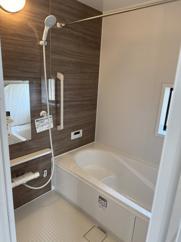 ハートフルタウン前橋市天川大島町925番　A号棟の浴室|１坪タイプのフルオートバスです！
足を延ばして入れる広さなので一日の疲れも癒されますよ♪
室内物干しや浴室乾燥機もあるのでお天気の悪い日にはランドリースペースとしてもご利用できます！