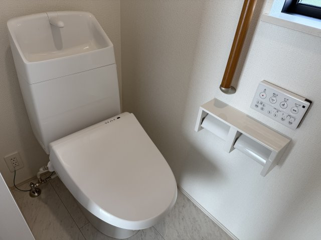 ハートフルタウン前橋市天川大島町925番　A号棟のトイレ|1階トイレです。清潔感のある白を基調としています。
温水洗浄・便座暖房機能の付いた快適なトイレです☆