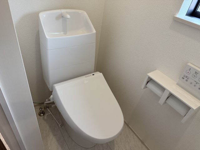 ハートフルタウン前橋市天川大島町925番　A号棟のトイレ|2階トイレです。清潔感のある白を基調としています。