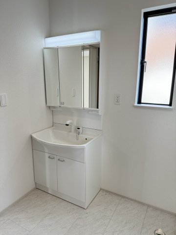 ハートフルタウン前橋市天川大島町925番　A号棟の独立洗面台|シャワー水栓付き洗面台で朝の身支度もバッチリです！
洗面台には収納スペースもあり洗面室もすっきり片付きますよ！