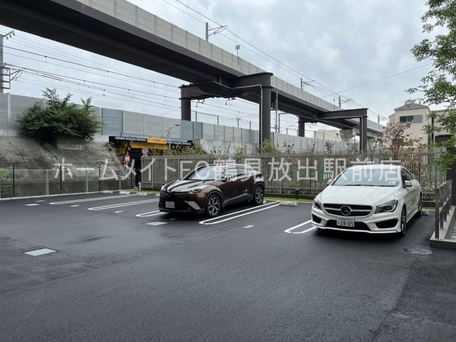 スプランディッド京橋EASTの駐車場