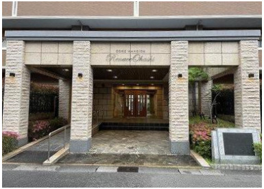 コアマンションルネス大橋のその他共用部分|重厚なエントランスの様子です。