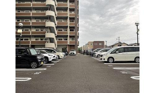 コアマンションルネス大橋のその他共用部分|敷地内駐車場の様子です