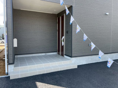 【エントランス】 | 旭市二5号棟 | 施工例：即日のご見学も可能です。お気軽に0476-37-3888までお問合せ下さい。
