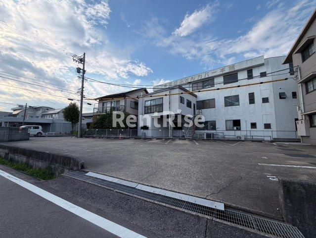 ソレアード川添の駐車場