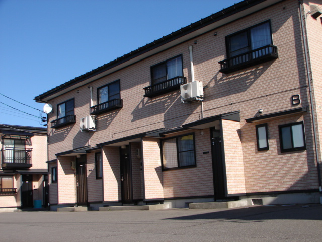 柏崎市岩上のアパートの外観