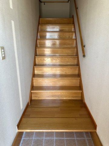 柏崎市岩上のアパートの玄関