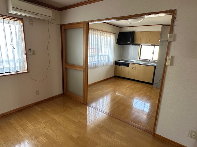 柏崎市岩上のアパートの居間・リビング