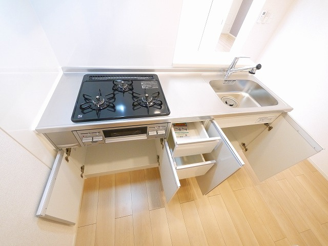 ブランドールαのキッチン|コンパクトなキッチンで掃除もラクラク