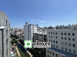 【展望】 | 眼前に広がる空の雄大さと、このお部屋の自慢の一つである「眺望」をご覧ください。毎日、この景色を独り占めできる新生活に夢が広がります。～即日のご見学可能～　お問合せはお気軽にどうぞ。