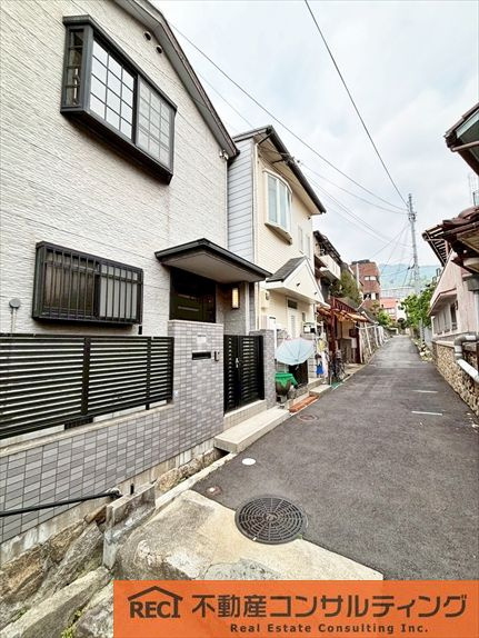 神戸市灘区篠原中町5丁目　中古戸建の前面道路含む現地写真