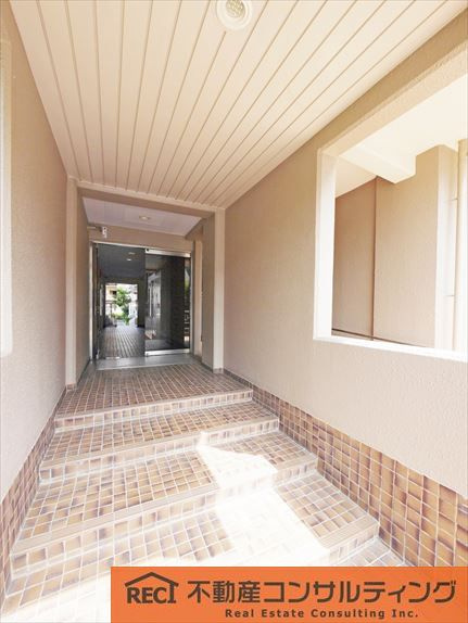 ユニハイム甲子園口のエントランス