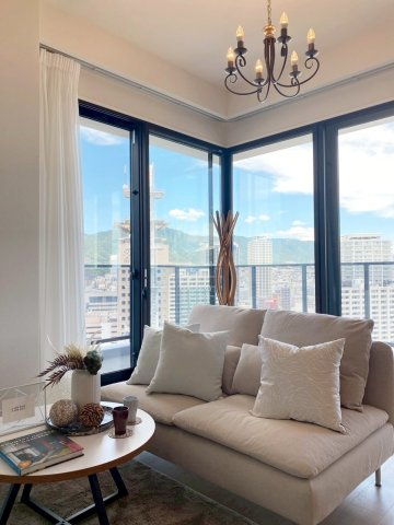 ベイシティタワーズ神戸WESTの居間・リビング|お部屋の主役のようなコーナー窓
最上階角部屋のため、昼間の眺望も絶景ですが、夜には六甲の夜景を港側から見ることができます