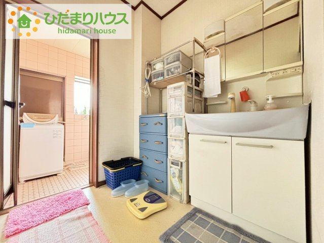 那珂市後台　中古戸建　店舗付き住宅の独立洗面台|三面鏡付きで収納豊富な洗面台！