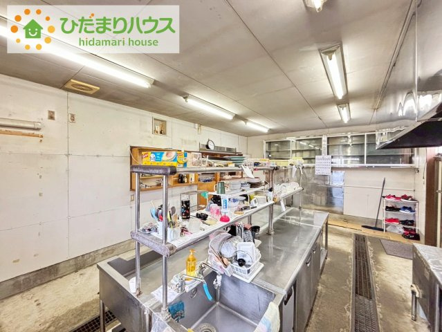 那珂市後台　中古戸建　店舗付き住宅のキッチン|広々とした調理場ですので、複数人作業していても窮屈ではありません！