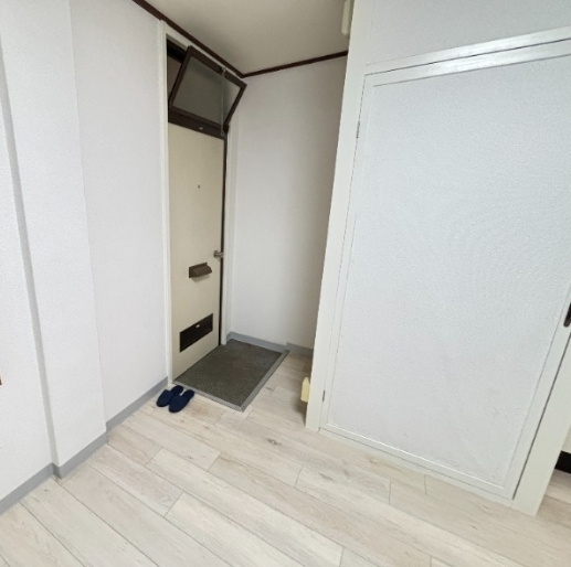 暁（アカツキ）マンションの玄関