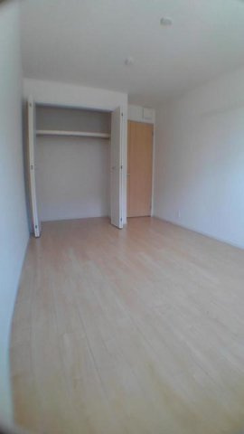 サンライフ上峰Ⅲの寝室|クローゼット付の洋室です☆