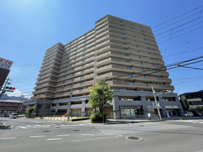 【外観】 | パデシオン西大津 | 陽当りや通風・仕様設備やお部屋の大きさの比較、近隣・周辺環境や街並みなど、資料には掲載していない情報が現地にはたくさんあります。
是非一度、現地をご確認ください。