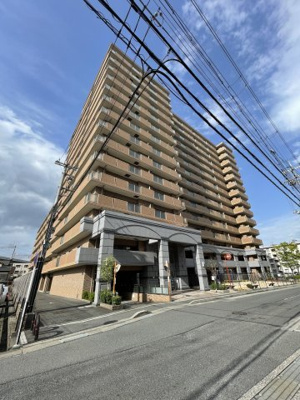 【外観】 | パデシオン西大津 | その邸が魅せる、気品・上質・重厚感・極細やかさ、そのすべては訪れた者に安らぎと品性を与える特別な空間です。ここに住むからこそ意味がある。すべての（始まり）をここから迎えます。