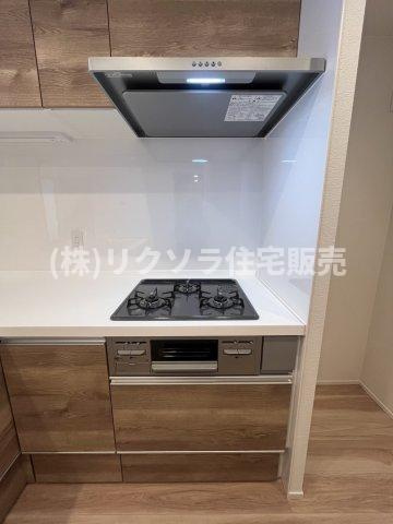 メイプルパークスクエア西弐番街のキッチン|ビルトイン三口コンロ
■物件内覧・資金計画相談・住宅ローン相談、リフォーム相談、お問合せ受付中■
※当日・翌日のご内覧、ご相談はお電話でのお問合せがスムーズです！