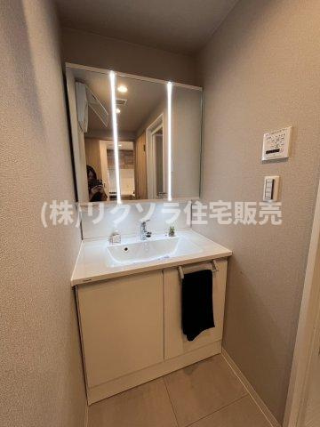 メイプルパークスクエア西弐番街の独立洗面台|三面鏡付き独立洗面台
■物件内覧・資金計画相談・住宅ローン相談、リフォーム相談、お問合せ受付中■
※当日・翌日のご内覧、ご相談はお電話でのお問合せがスムーズです！