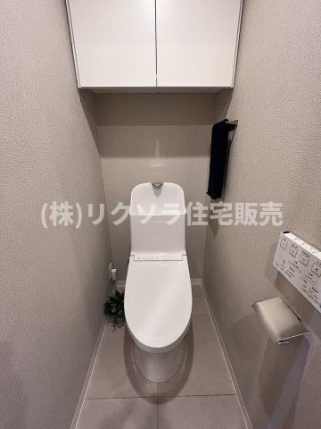 メイプルパークスクエア西弐番街のトイレ|温水洗浄便座・吊戸棚付き
■物件内覧・資金計画相談・住宅ローン相談、リフォーム相談、お問合せ受付中■
※当日・翌日のご内覧、ご相談はお電話でのお問合せがスムーズです！
