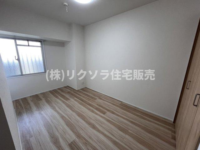 メイプルパークスクエア西弐番街の洋室|洋室5.7帖
■物件内覧・資金計画相談・住宅ローン相談、リフォーム相談、お問合せ受付中■
※当日・翌日のご内覧、ご相談はお電話でのお問合せがスムーズです！