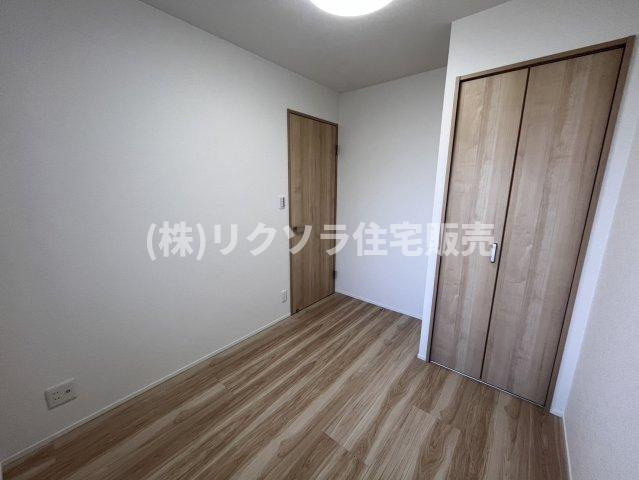 メイプルパークスクエア西弐番街の寝室|洋室4.1帖
■物件内覧・資金計画相談・住宅ローン相談、リフォーム相談、お問合せ受付中■
※当日・翌日のご内覧、ご相談はお電話でのお問合せがスムーズです！