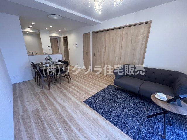 メイプルパークスクエア西弐番街の居間・リビング|LDK15.6帖
■物件内覧・資金計画相談・住宅ローン相談、リフォーム相談、お問合せ受付中■
※当日・翌日のご内覧、ご相談はお電話でのお問合せがスムーズです！