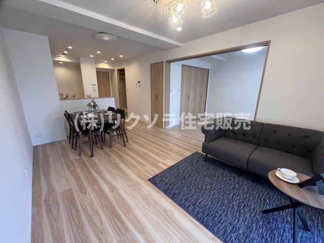 メイプルパークスクエア西弐番街の居間・リビング|LDK15.6帖
■物件内覧・資金計画相談・住宅ローン相談、リフォーム相談、お問合せ受付中■
※当日・翌日のご内覧、ご相談はお電話でのお問合せがスムーズです！