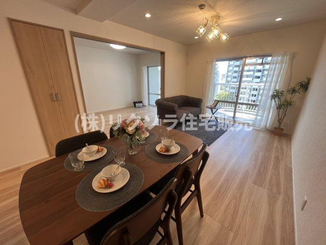 メイプルパークスクエア西弐番街の居間・リビング|LDK15.6帖
■物件内覧・資金計画相談・住宅ローン相談、リフォーム相談、お問合せ受付中■
※当日・翌日のご内覧、ご相談はお電話でのお問合せがスムーズです！