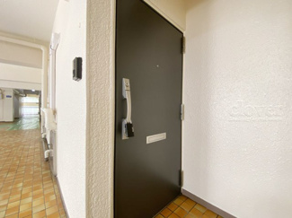【その他共用部分】 | 皆様をお迎えする、お部屋の玄関ドア。開けやすさや開放角度、ドアノブの操作しやすさや鍵の形状などを、現地で一度ご確認ください。～即日のご見学可能～　お問合せはお気軽にどうぞ。

