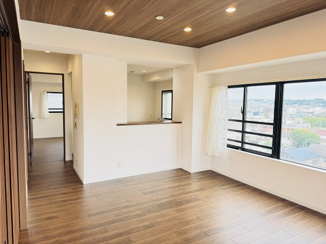 リッツタワー八王子の居間・リビング|～15.9帖の明るいLDKで、家族団欒の時間をお過ごしいただけます～