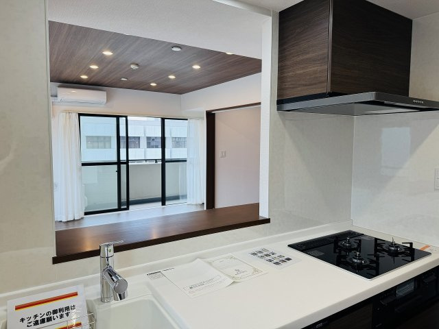 リッツタワー八王子の内装|～リビングにいるご家族とのコミュニケーションもとりやすいキッチンです～